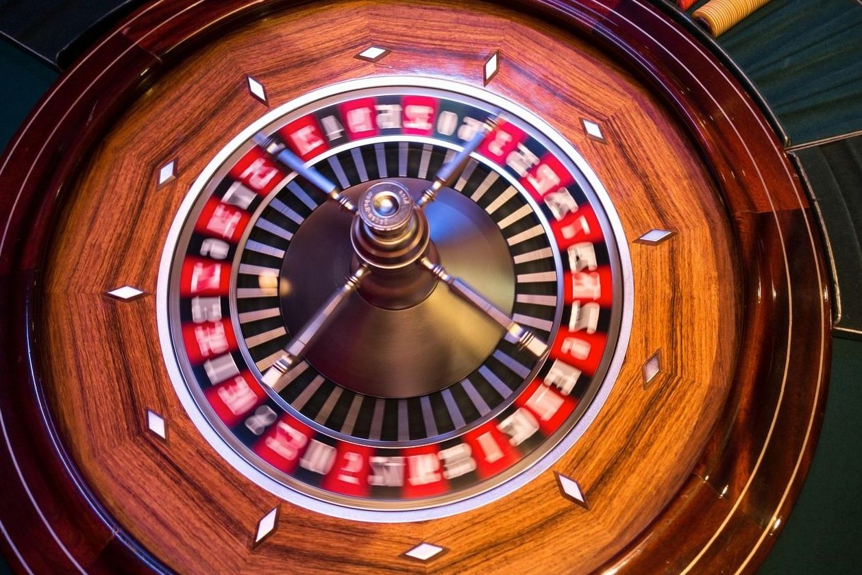 Freunde stoßen nach einer unterhaltsamen Spielrunde im privaten Salon an