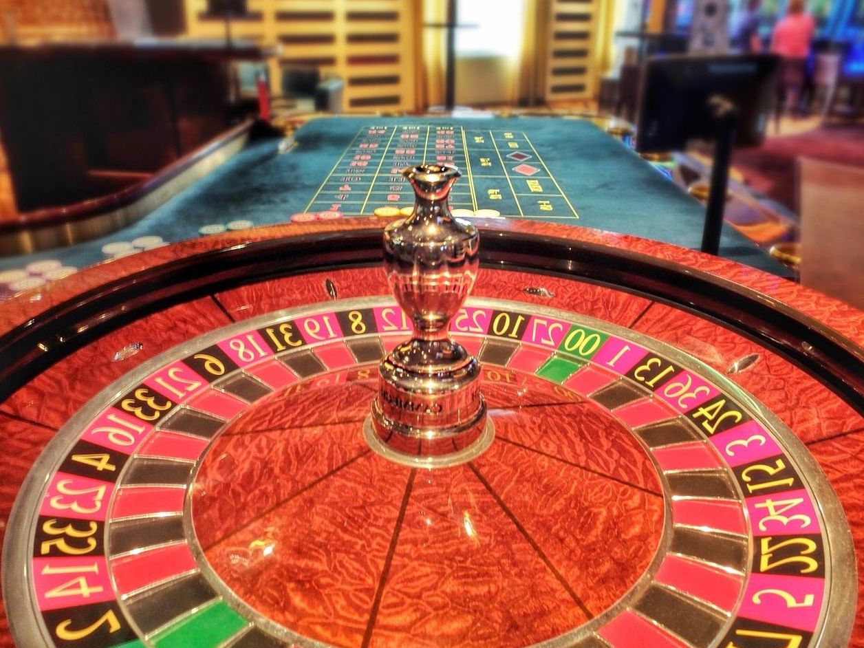 Gäste vergleichen beim Salonpoker aufmerksam ihre Spielkarten