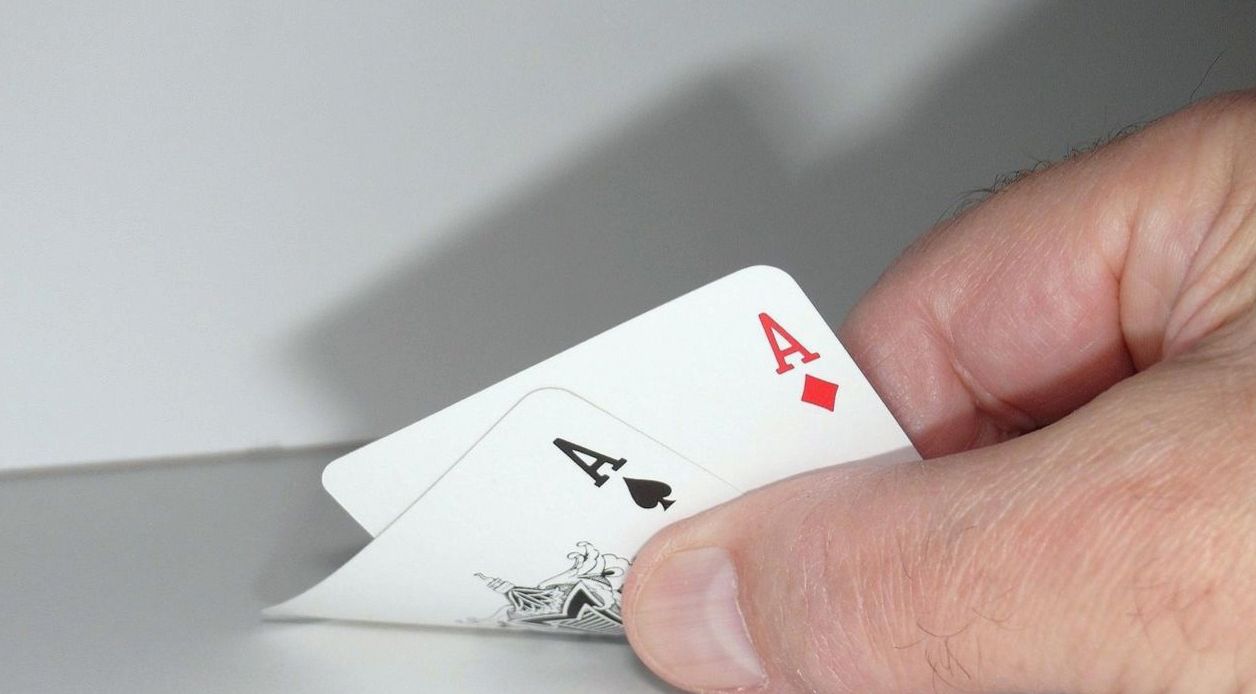 Roulettekessel mit Spieljetons im privaten Salzburger Salon
