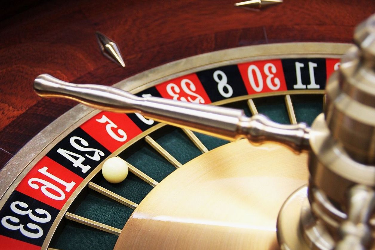 Großer analoger Spieltisch im warm beleuchteten Optionsknoten Venue