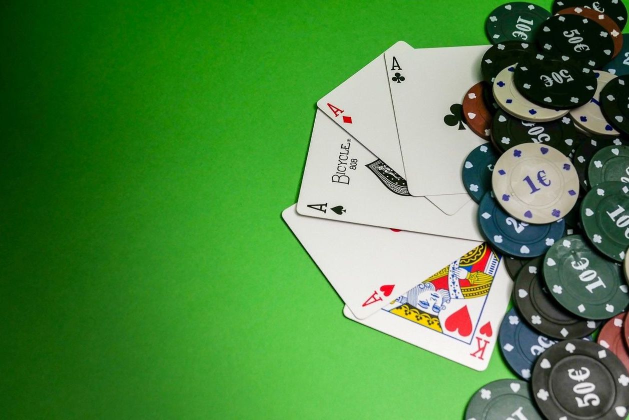 Detailaufnahme sorgfältig vorbereiteter analoger Spielmaterialien