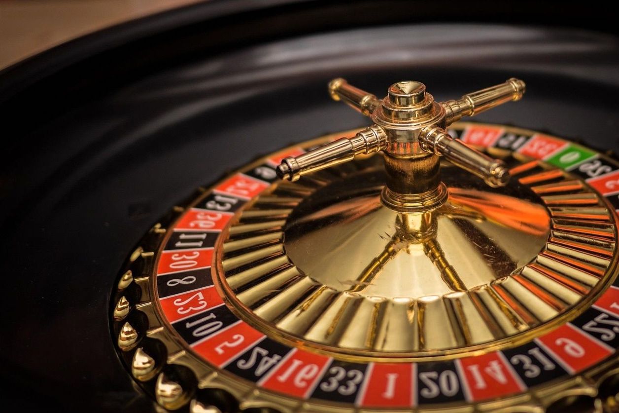 Freundesrunde an einem stilvoll gedeckten Pokertisch in Salzburg